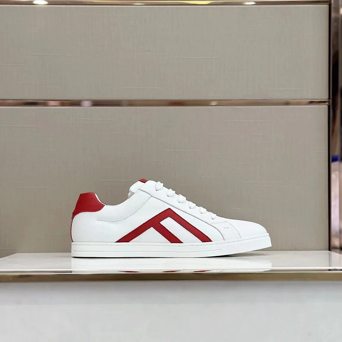 Factory price: 380💰 Fendi men's sports shoes - top version. In the corner, there is no limit to expression, highlighting the FF element cowhide to highlight personality, walking well! The shoe mouth is embossed with brand letters with a cowhide label. Cowhide upper + cowhide stitching mesh lining + T men's men's shoes 💰U outsole Size: 38-44, (customized at 45)